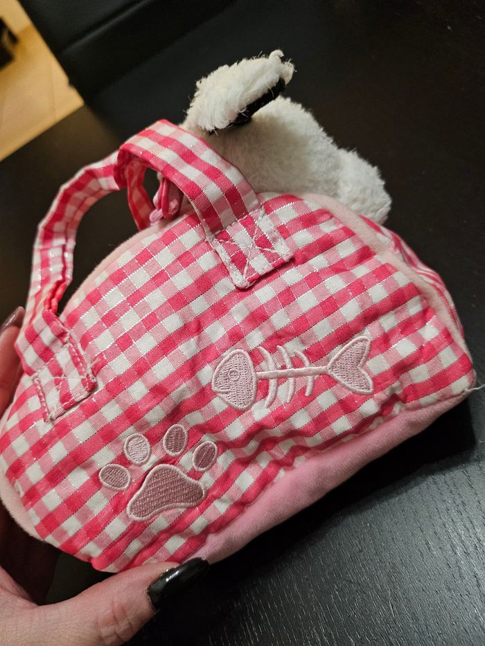 Chien en peluche dans son sac à main - photo numéro 3