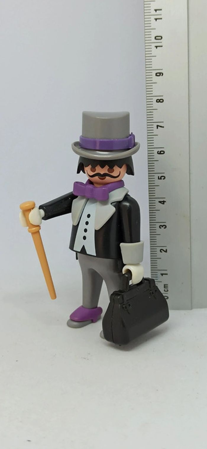 Homme belle époque avec haut de forme et noeud papillon violet playmobil