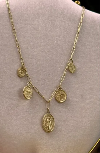 Collier chaîne mailles larges réglable petit créateur breloques médailles vierges et croix