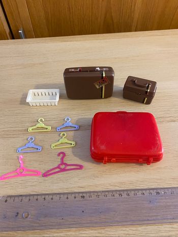 Accessoires poupée mannequin valises cintres