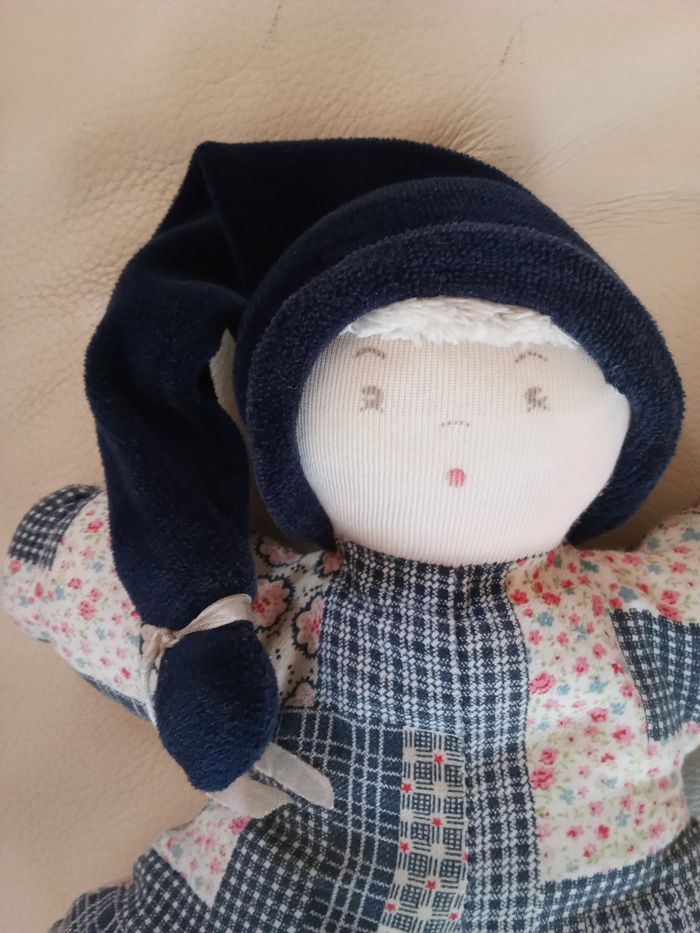 Doudou Moulin Roty vite un câlin poupée chiffon tissu 1997 bleu marine tissu style  patchwork  fleurs fleuri floral visage peint - photo numéro 4