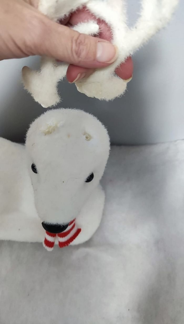 Renne décoratif de Noël blanc avec écharpe rouge - photo numéro 4