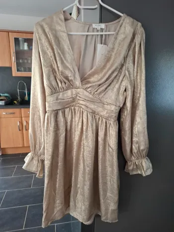 Robe dorée courte