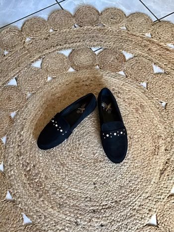 Belle chaussure noir avec perles nacrée crème et dorée taille 37