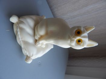 statue chat sur coussin