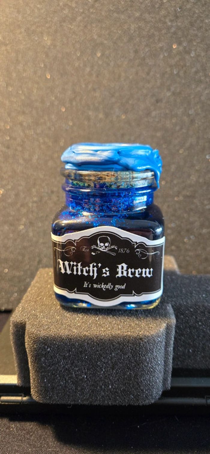 Potion magique de sorcière avec dé magique