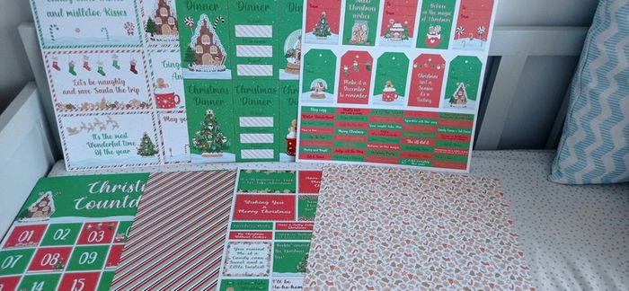 Lot de 7 feuilles scrapbooking vert rouge blanc