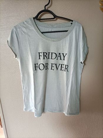 Tshirt gris écrit FRIDAY FOREVER vendredi