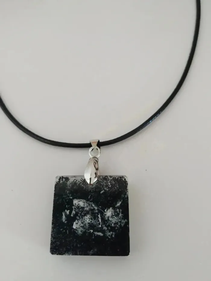 Collier pendentif noir - photo numéro 2