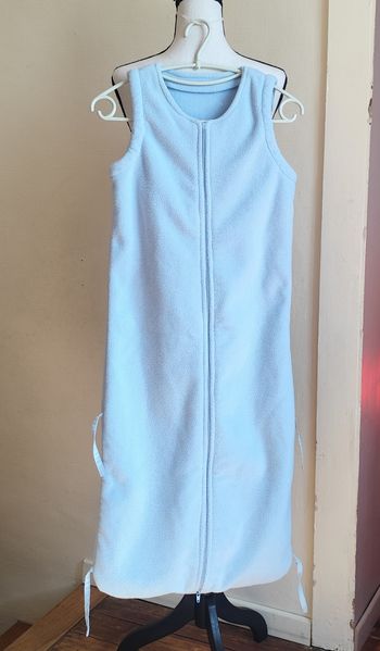 Grande gigoteuse polaire bleue longueur modulable de 67 à 107 cm, de 6 mois - 4/5 ans environ