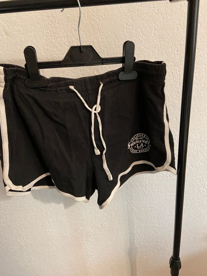 Short de sport à motif
