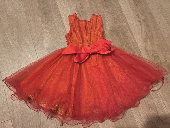 Robe de fête rouge et dorée paillettée 3 ans