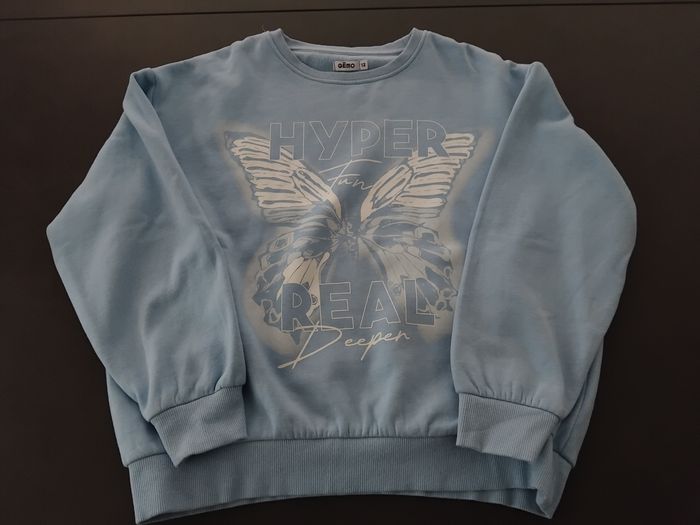 Pull bleu et papillon blanc - photo numéro 2