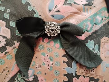 broche en métal argenté Strass translucides et tissu noir.