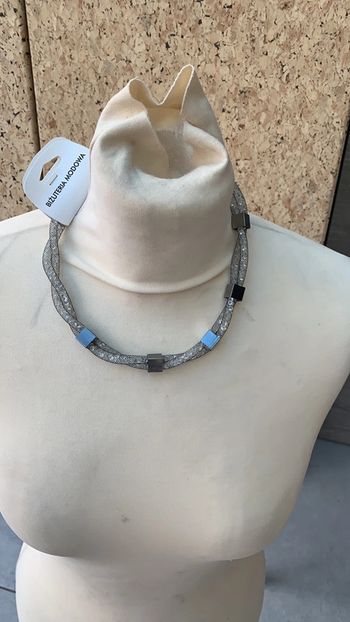Collier court avec perle et filets