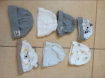 Lot de 7 Bonnets et 2 paires de moufles 