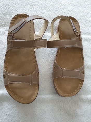 Paire de sandales neuves 40