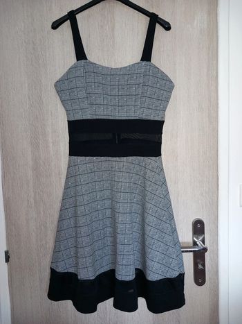 Magnifique robe avec détails transparent 40