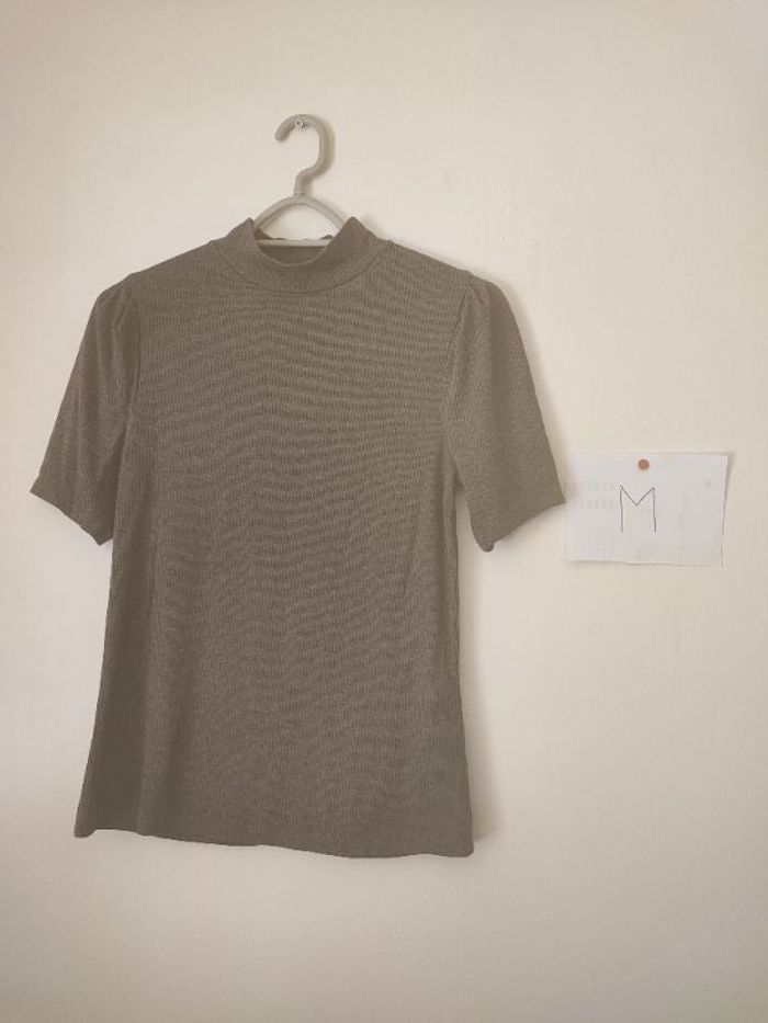 35 – Haut côtelé manches courtes col montant 👚