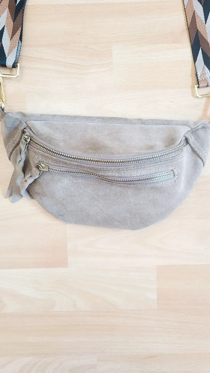 Sac banane en simili daim beige neuve - photo numéro 2