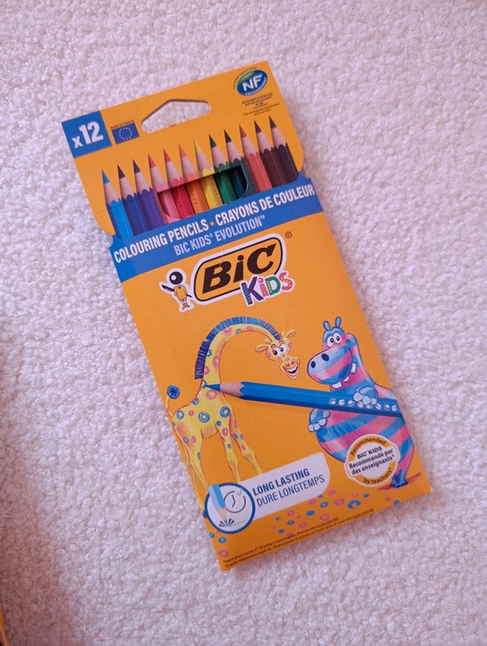 Lot de crayons de couleur Bic neuf