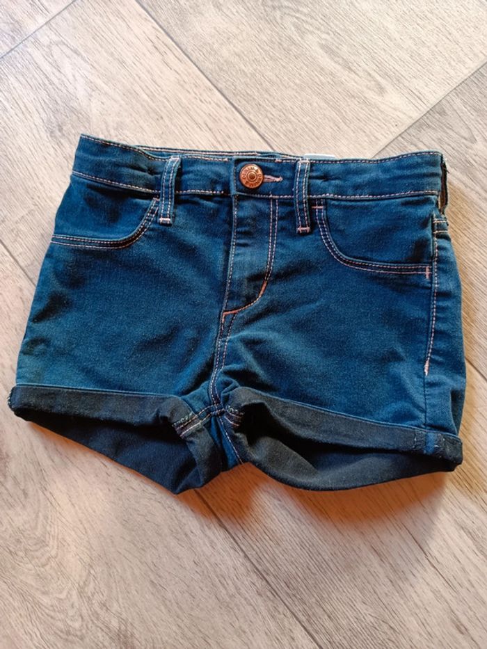 30. Short en jeans H&M 122 6-7ans mis 1x