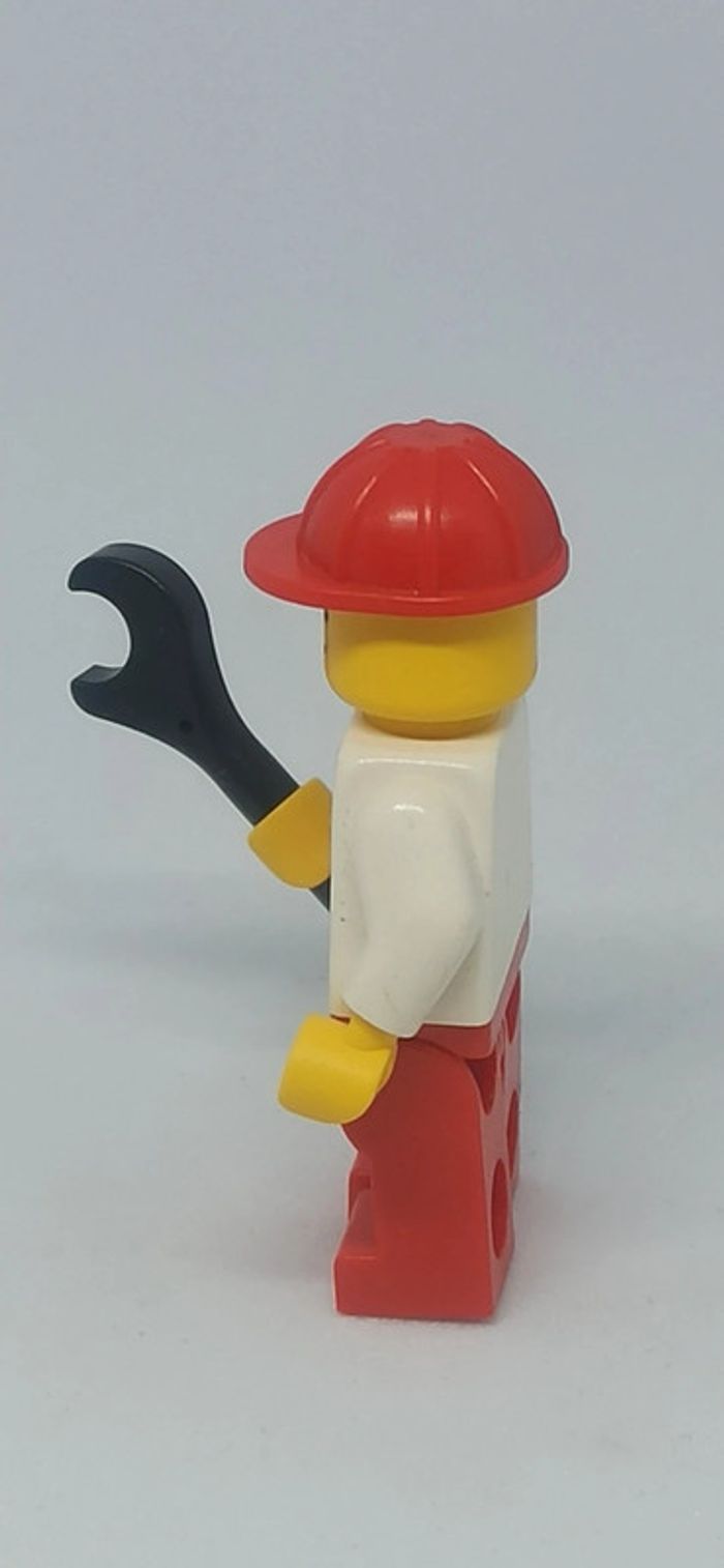 Homme cotte rouge avec clé lego - photo numéro 2