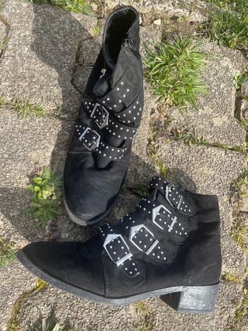 Bottines noires basses à clous