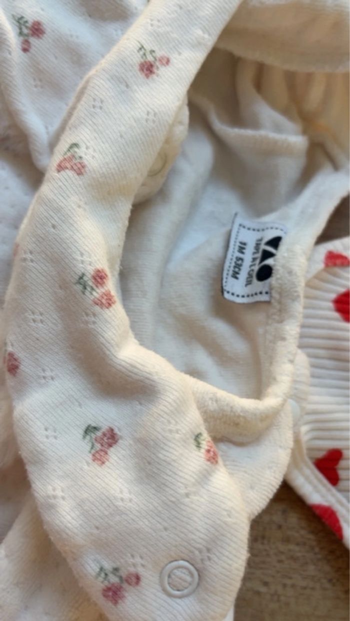 Lot vêtements bébé filles 1mois —pyjamas , body , combinaison et bonnets - photo numéro 5