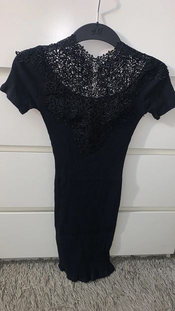 Très jolie robe moulante (taille 32/34)