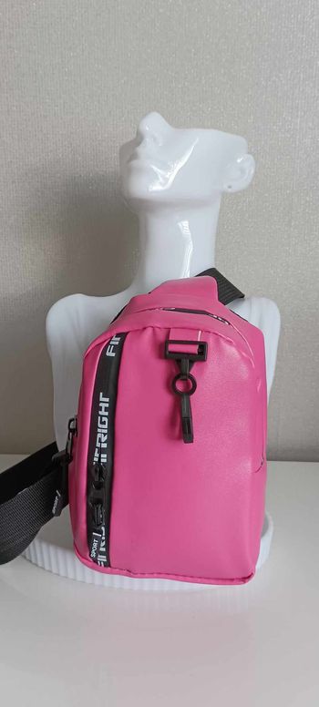 Petit sac rose et noir à porter sur la poitrine