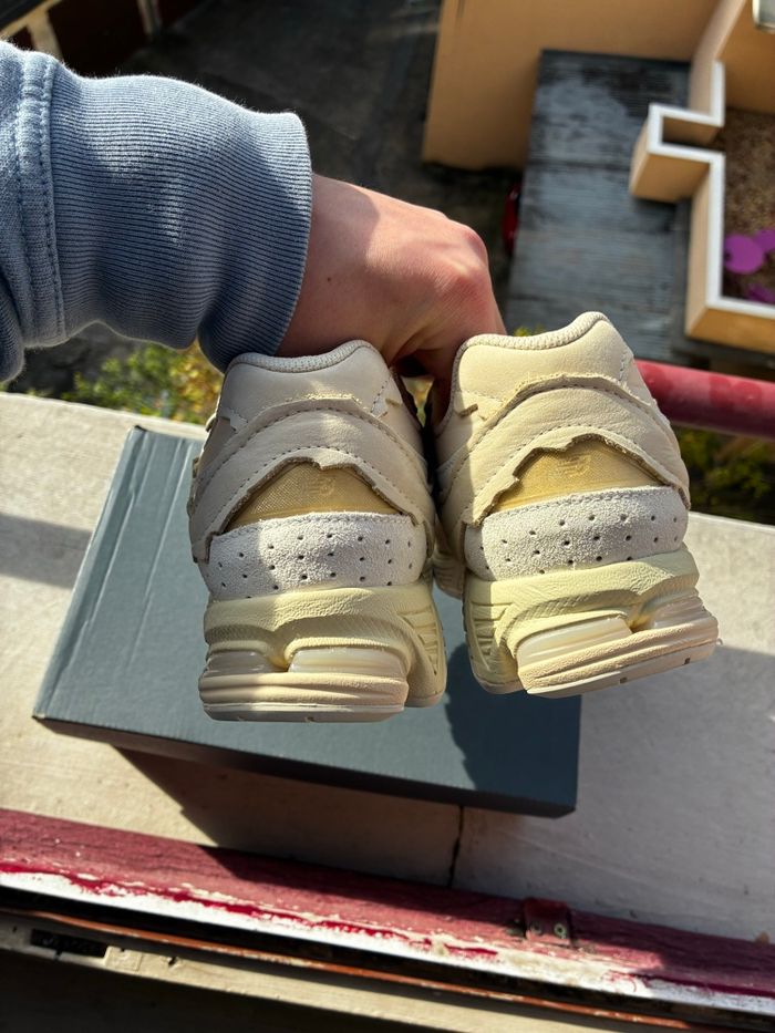 New Balance 2002R Cream - Taille 40 - Neuves - photo numéro 3