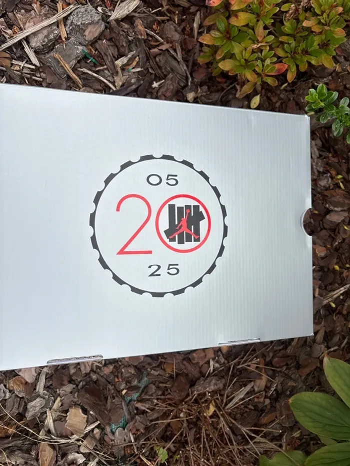 Jordan 4 Undefeated - Taille 43 - - photo numéro 8