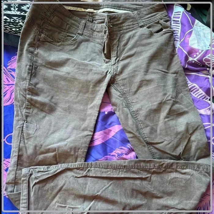Pantalon style velours taille 40 marque cache cache
