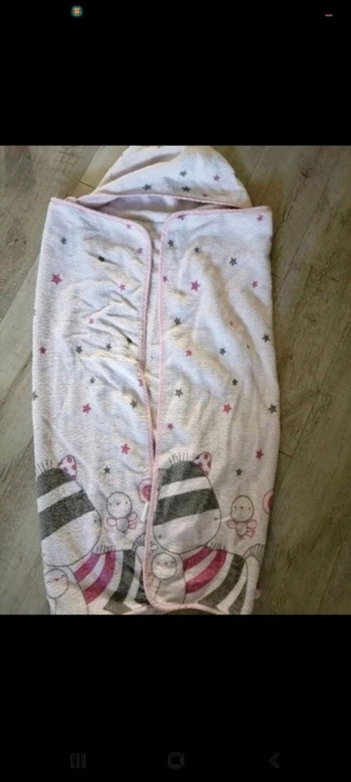 Cape de bain bébé fille rose