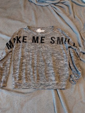 Pull fin gris avec écriture noire taille 8 ‐10 ans