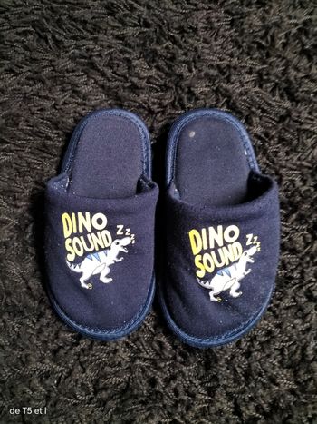 Chausson enfant bleu marine motif dinosaure taille 30