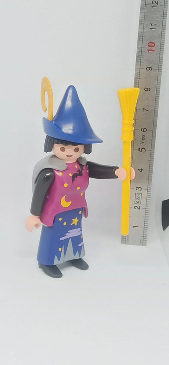 Femme sorcière bossue avec balai jaune playmobil