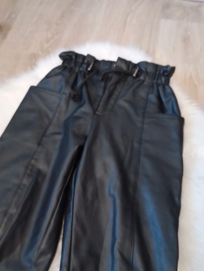Pantalon simili cuir Zara fille noir 6 ans + gilet Okaïdi en cadeau - photo numéro 11