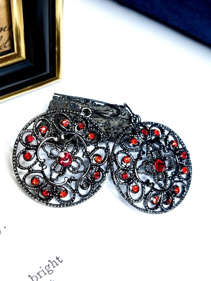 Boucles d'oreilles style vintage gothique - photo numéro 2