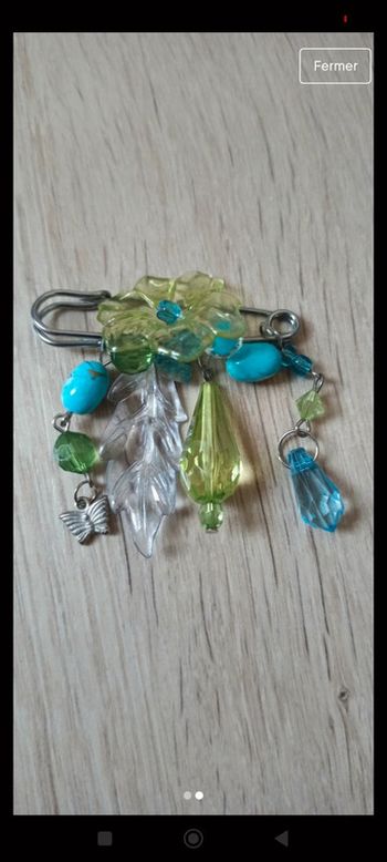 Broches fleurs et perles