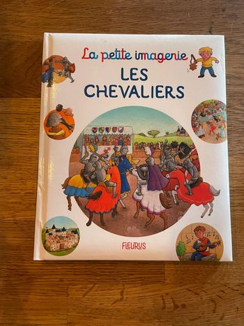 Livre La petite imagerie Les chevaliers Numéro 10