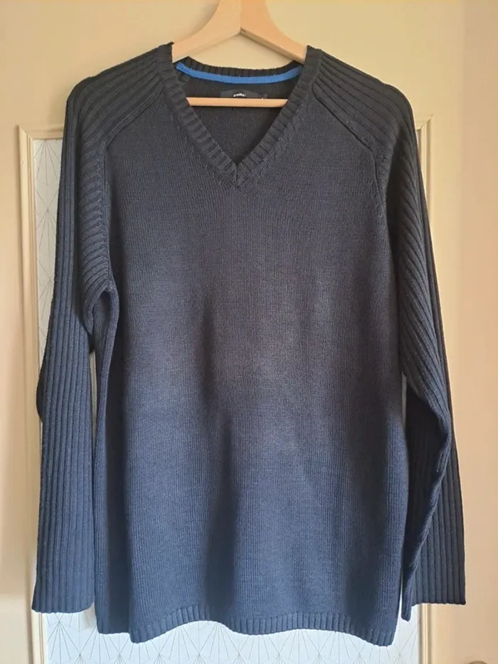 Pull homme noir celio L super état sans défaut photos avec et sans flash - photo numéro 2