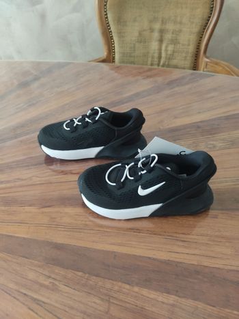 Baskets Nike air max 270 go T 26