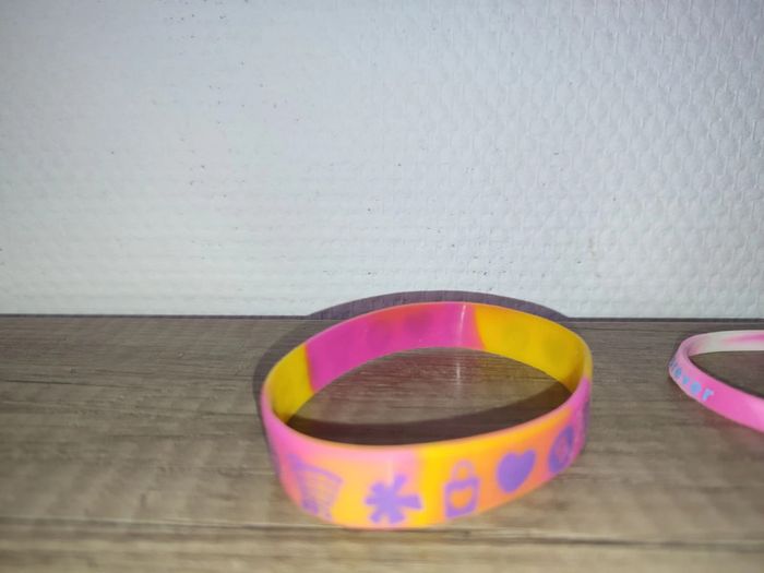 4 bracelets en plastique - photo numéro 2