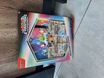 Coffret Classeur Pokémon Évolutions Prismatiques écarlate et violet EV8.5 FR Neuf Scellé
