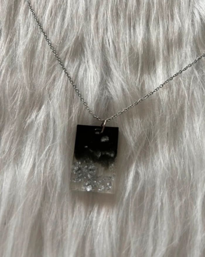 Le pendentif est fait main sur une résine noire avec paillettes argentées 🥰 - photo numéro 2