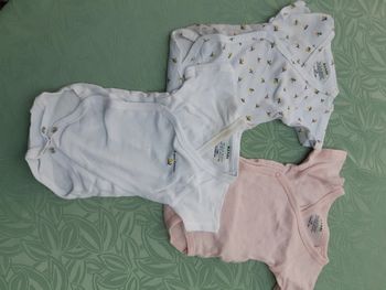 Bodies fille manches courtes taille 1mois