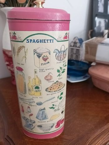 Boîte en métal ovale