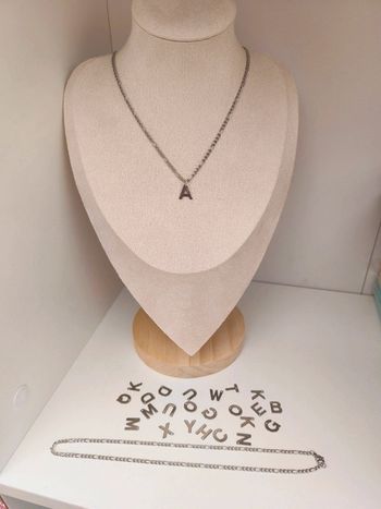 Collier argenté avec initiale au choix en acier inoxydable